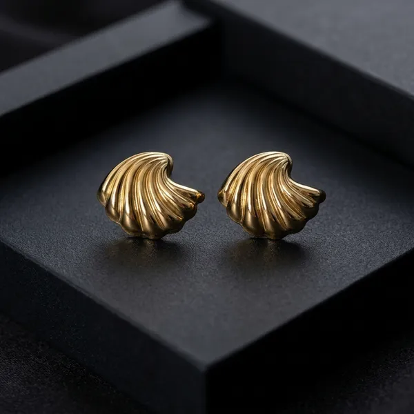 Vintage-Inspired_Golden_Scallop_Shell_Stud_Earrings