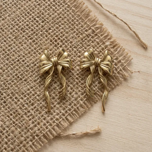 Elegant_Gold_Ribbon_Bow_Drop_Earrings