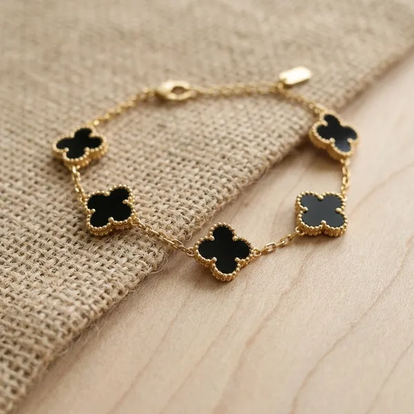 Midnight_Clover_Gold_Bracelet