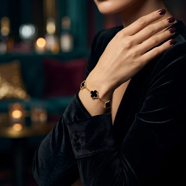 Midnight_Clover_Gold_Bracelet