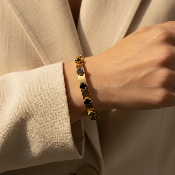 Golden_Quatrefoil_Bangle_Bracelet