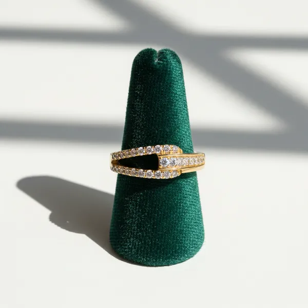 Radiant_Gold_Split-Shank_Ring