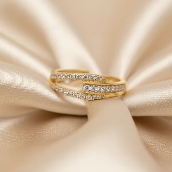 Radiant_Gold_Split-Shank_Ring