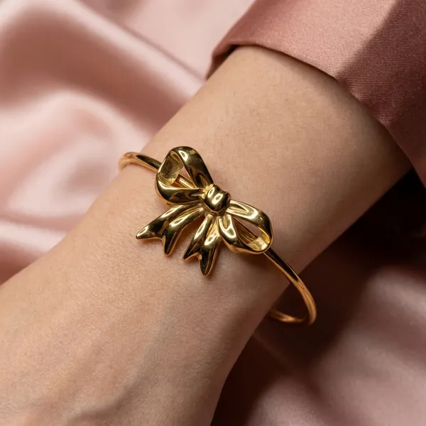 Elegant_Golden_Bow_Bracelet