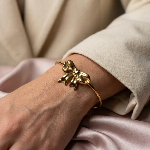 Elegant_Golden_Bow_Bracelet