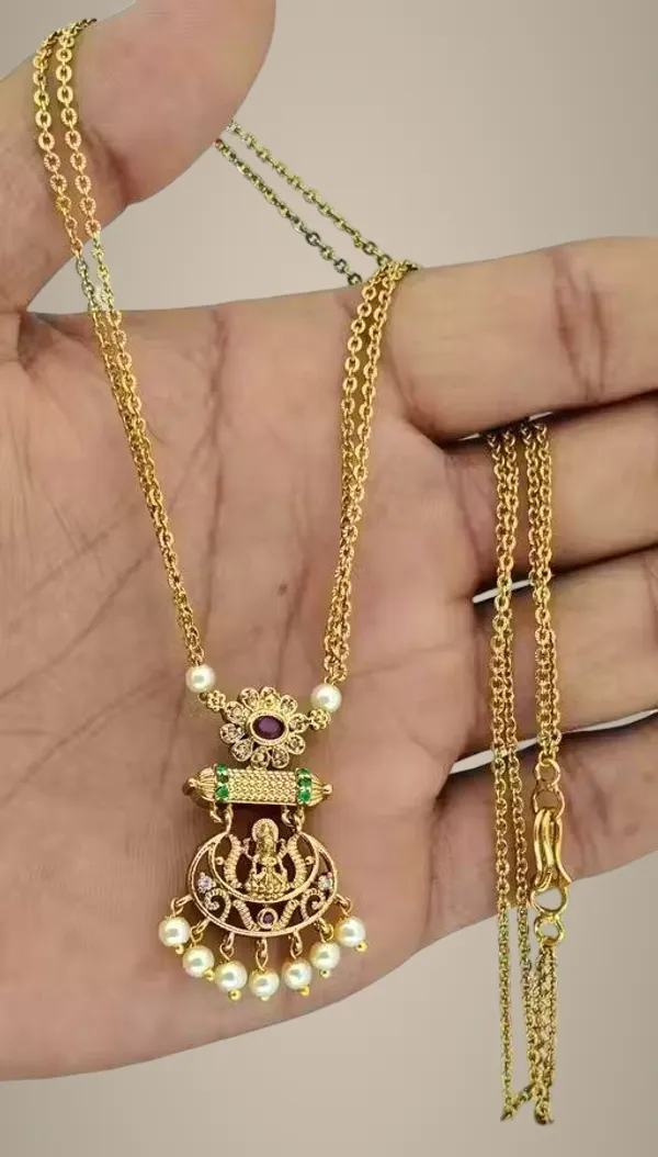 Gold_Alloy_Pendant_With_Chain_For_Women