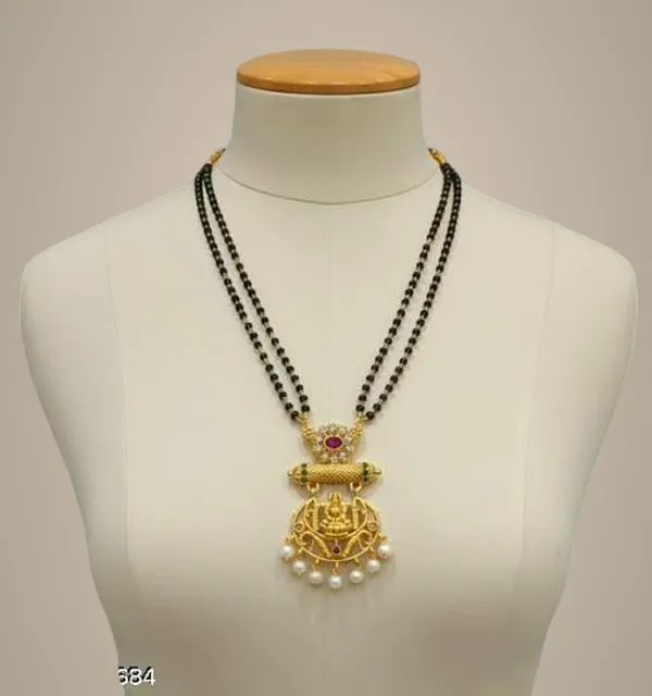 Gold_Alloy_Pendant_With_Chain_For_Women