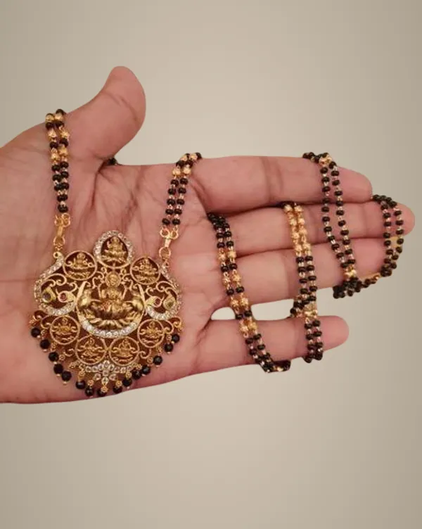 Gold_Alloy_Pendant_With_Chain_For_Women