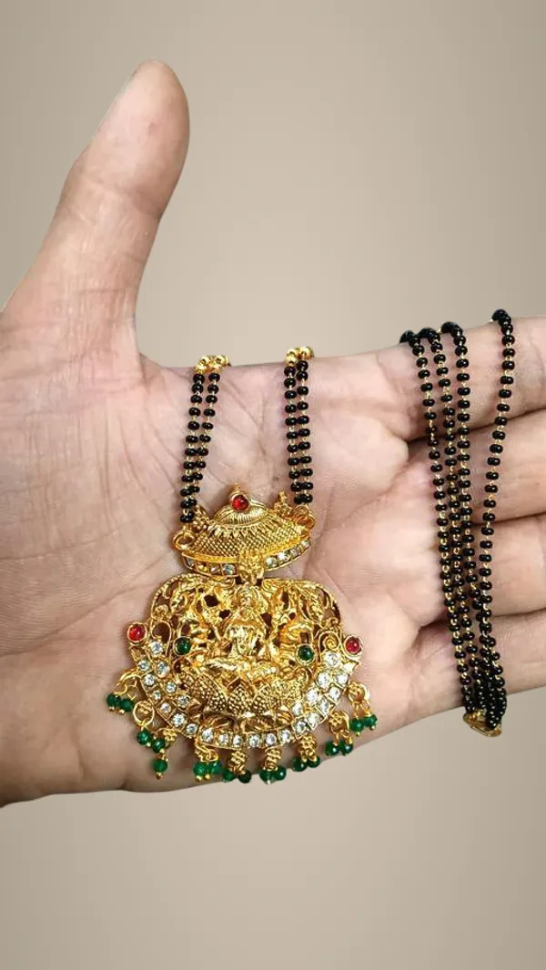 Gold_Alloy_Pendant_With_Chain_For_Women