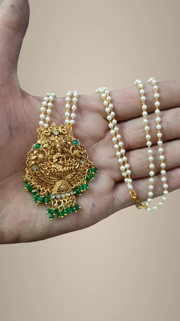 Gold_Alloy_Pendant_With_Chain_For_Women