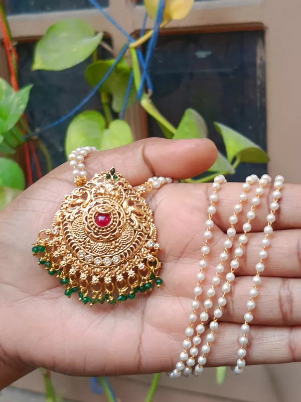Gold_Alloy_Necklace_For_Women