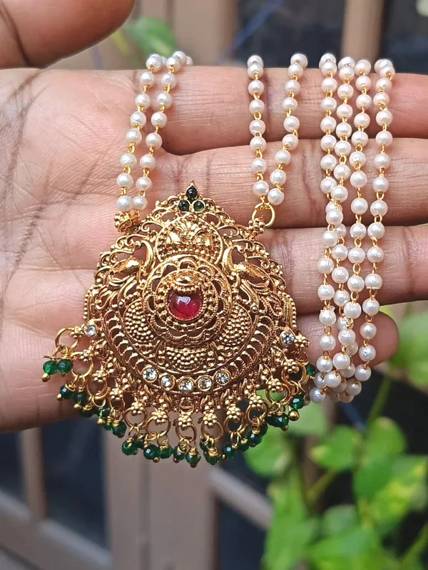 Gold_Alloy_Necklace_For_Women
