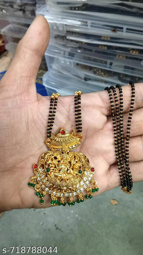 Gold_Alloy_Pendant_With_Chain_For_Women