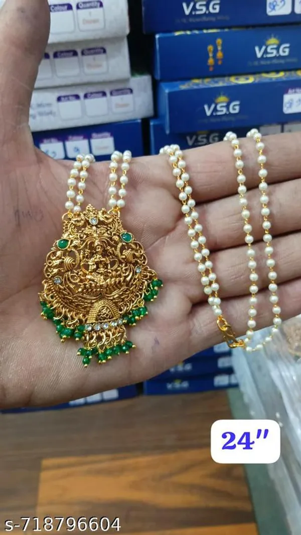 Gold_Alloy_Pendant_With_Chain_For_Women