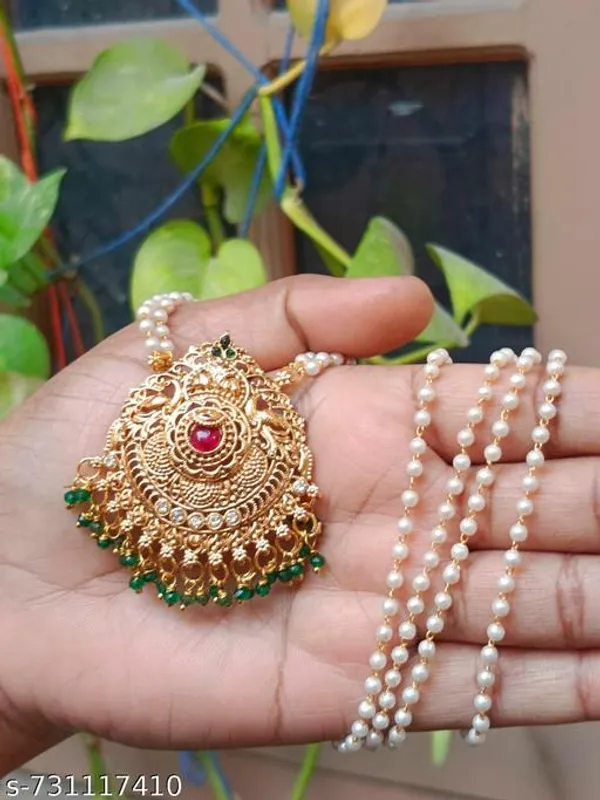 Gold_Alloy_Pendant_With_Chain_For_Women