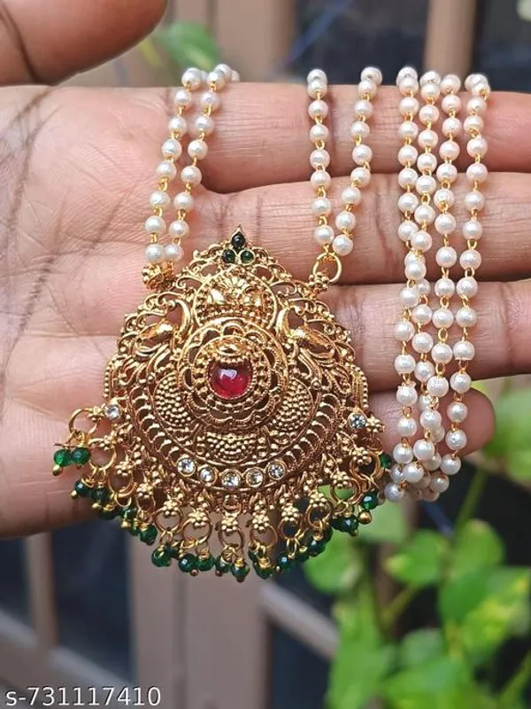 Gold_Alloy_Pendant_With_Chain_For_Women