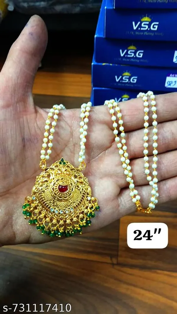 Gold_Alloy_Pendant_With_Chain_For_Women