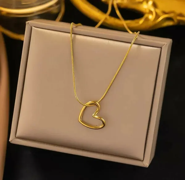 Elegant_Gold-Toned_Heart_Pendant_Necklace