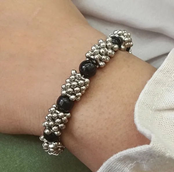 Silver_And_Black_Beaded_Stretch_Bracelet