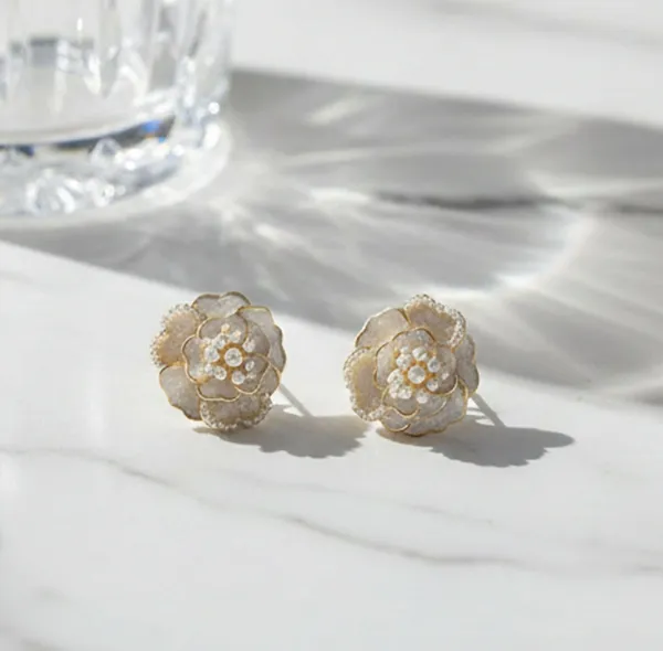 Elegant_Pearl_Flower_Stud_Earrings_-_Gold_Tone_Floral_Design