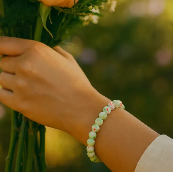 Elegant_Jade_Beaded_Bracelet_With_Pink_Accents