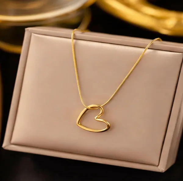 Elegant_Gold-Toned_Heart_Pendant_Necklace