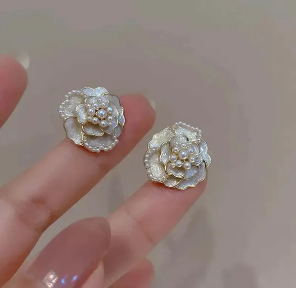 Elegant_Pearl_Flower_Stud_Earrings_-_Gold_Tone_Floral_Design