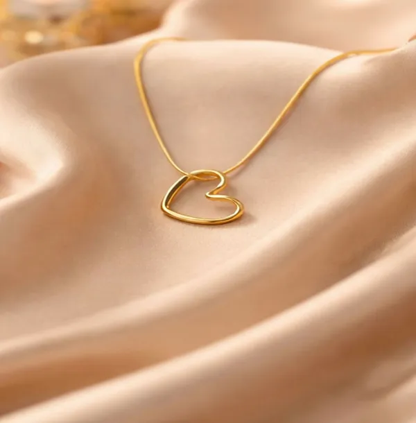 Elegant_Gold-Toned_Heart_Pendant_Necklace