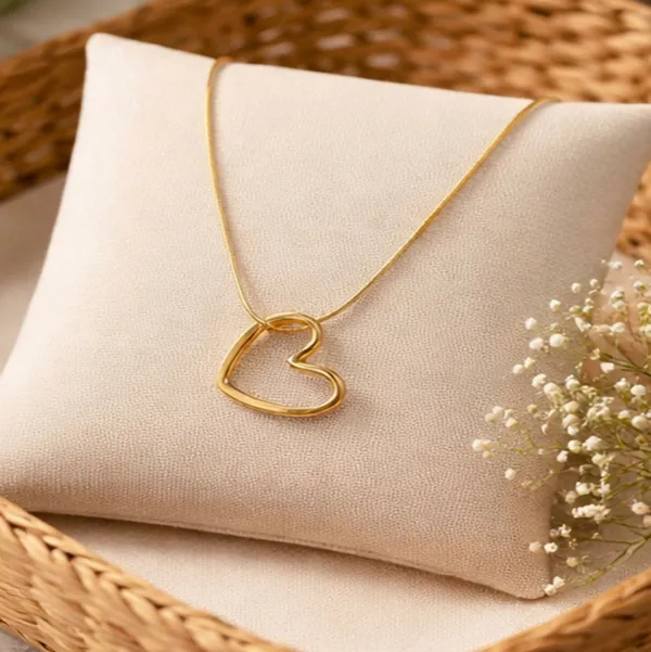 Elegant_Gold-Toned_Heart_Pendant_Necklace