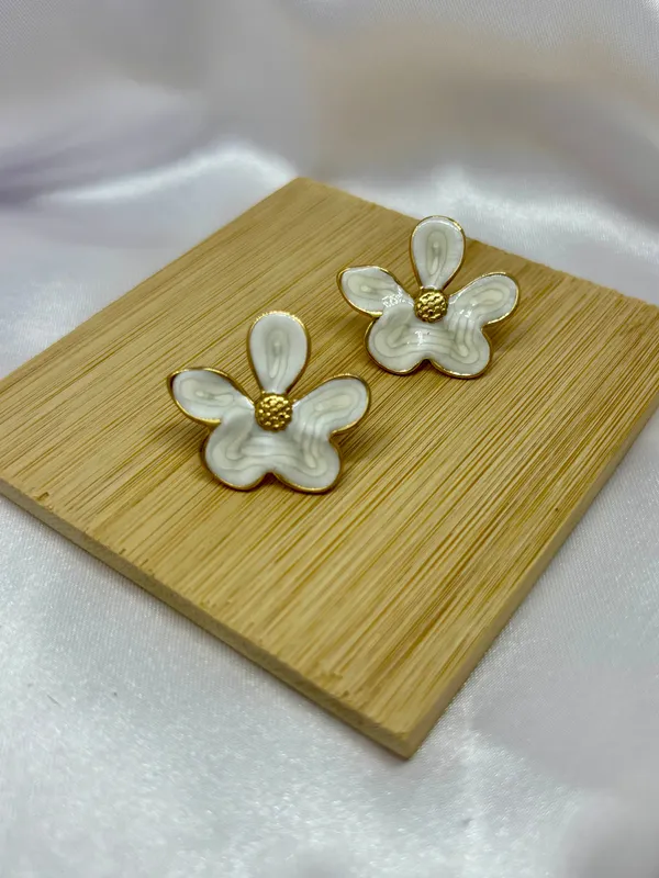 Bella_White_Gold_Flower_Studs