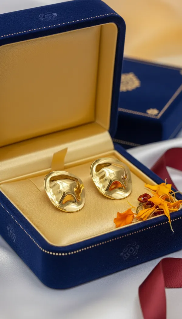 Gold_Kiss_Earring