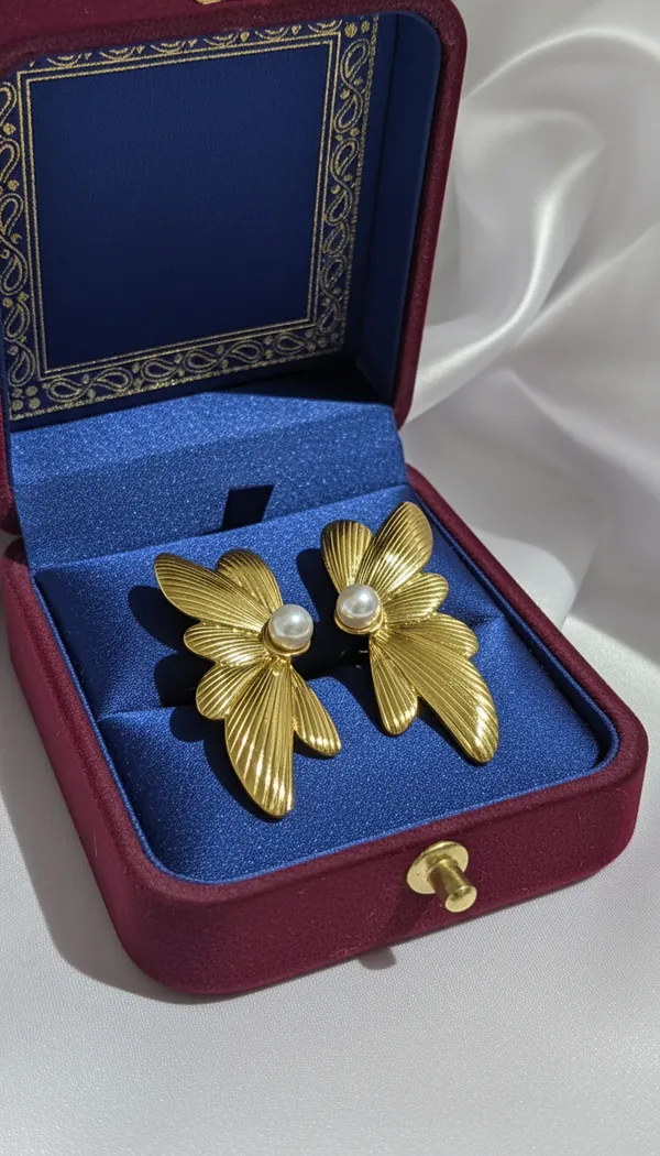 Golden_Petal_Pearl_Bloom_Earring