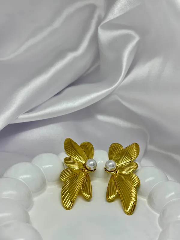 Golden_Petal_Pearl_Bloom_Earring