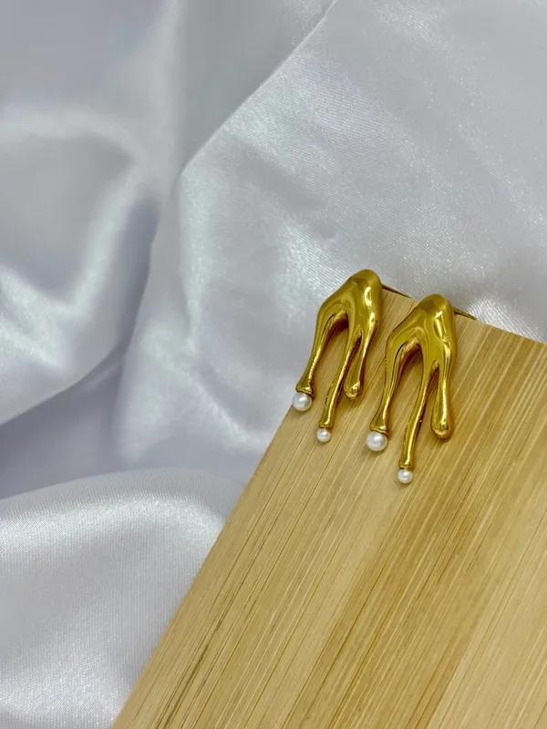 Golden_Stiletto_Pearl_Drop_Earring