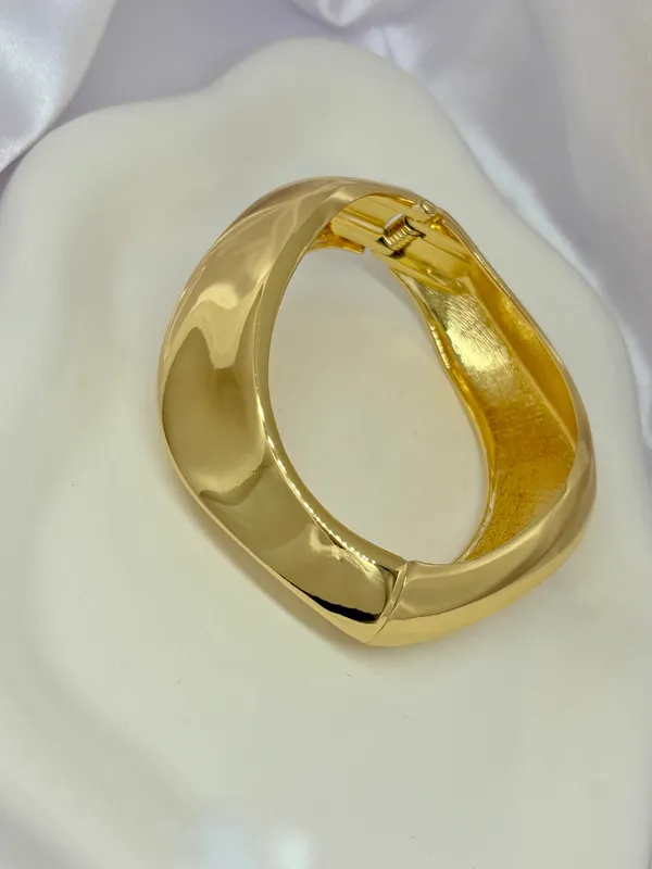 Bella_Classic_Golden_Handcuff
