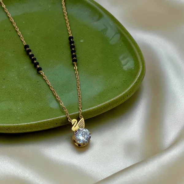 Golden_Swan_Solitaire_Mangalsutra
