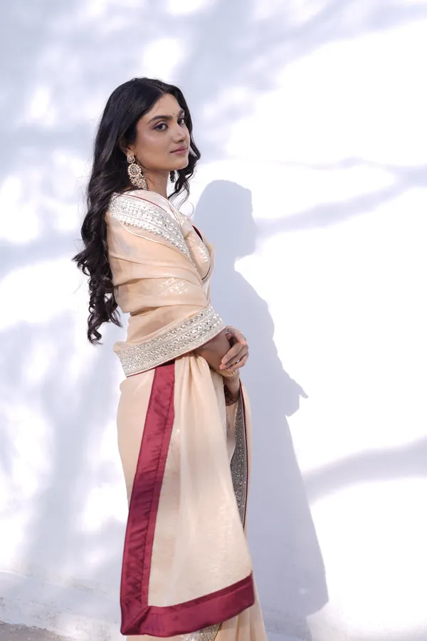 Elegant_Cream_Embellished_Saree_With_Blouse