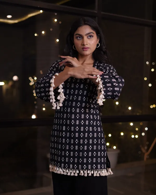 Women'S_Black_Printed_Tunic_Top_With_Tassel_Detail_Sleeves