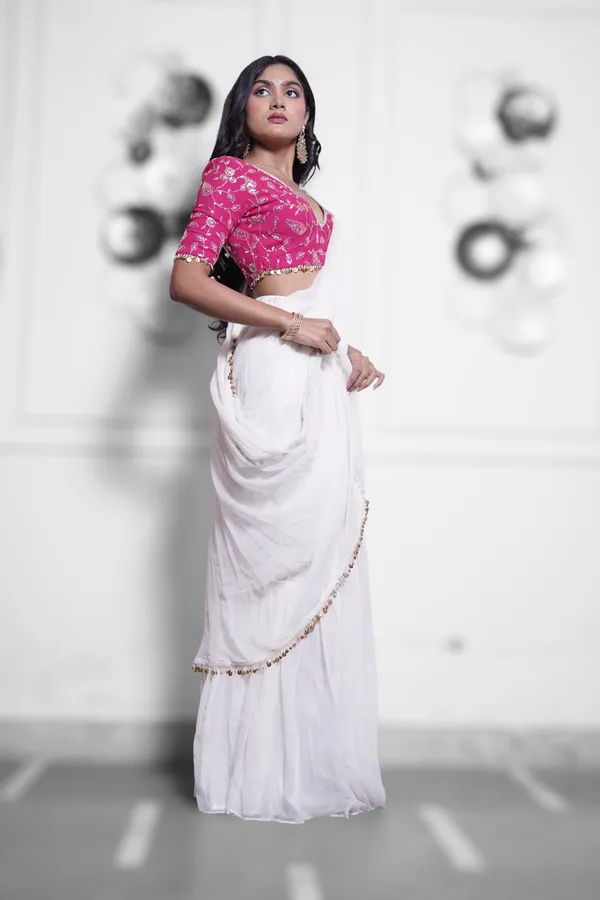 White_Georgette_Saree_With_Pink_Embroidered_Blouse
