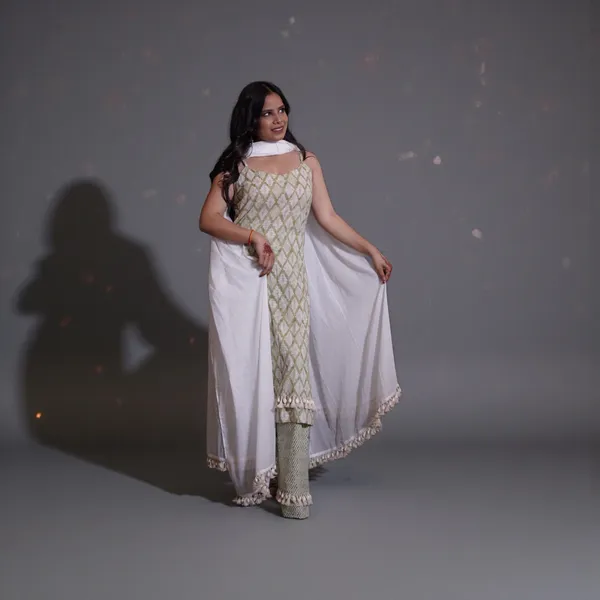 Elegant_Off-White_Embroidered_Kurta_Set_With_Dupatta