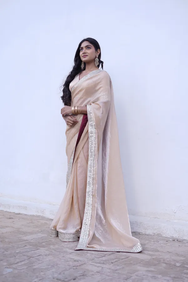 Elegant_Cream_Embellished_Saree_With_Blouse