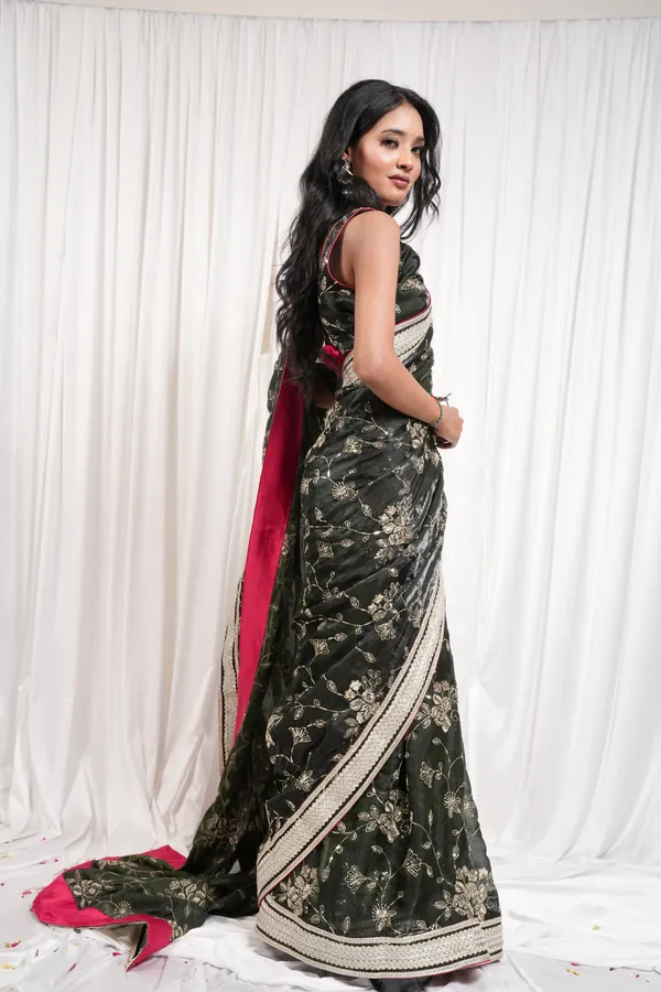 The_blakish_saree