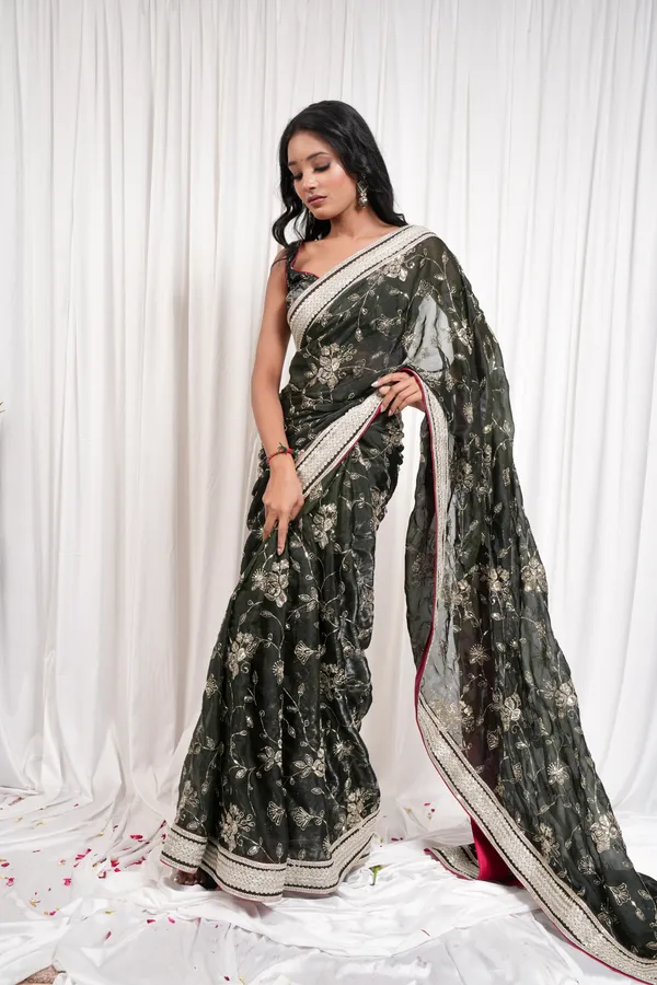 The_blakish_saree