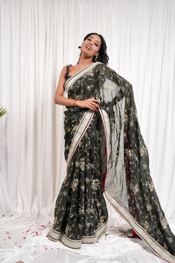 The_blakish_saree