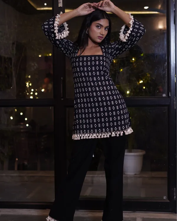 Women'S_Black_Printed_Tunic_Top_With_Tassel_Detail_Sleeves