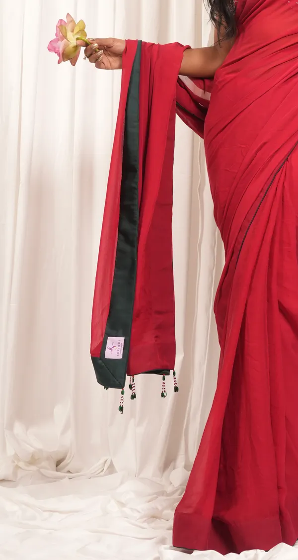 Queens_moment_red_saree