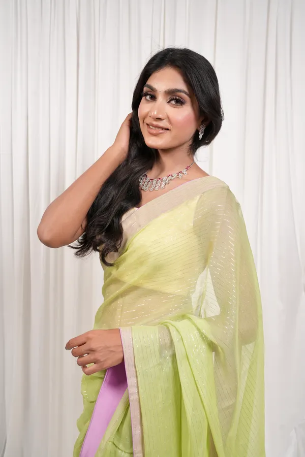 Queeens's_moment_parrot_green_saree