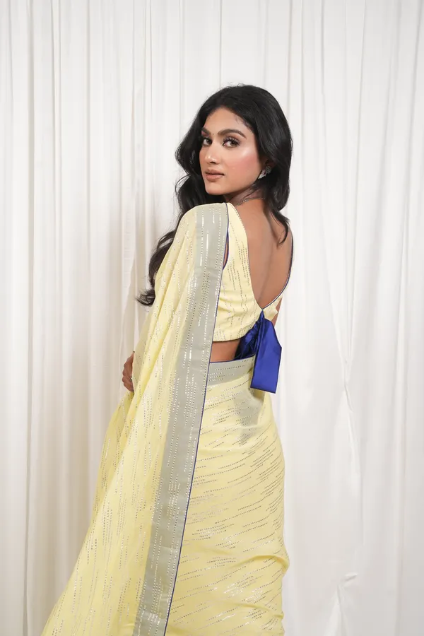 Queens_moment_yellow_saree