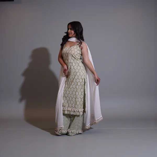 Elegant_Off-White_Embroidered_Kurta_Set_With_Dupatta