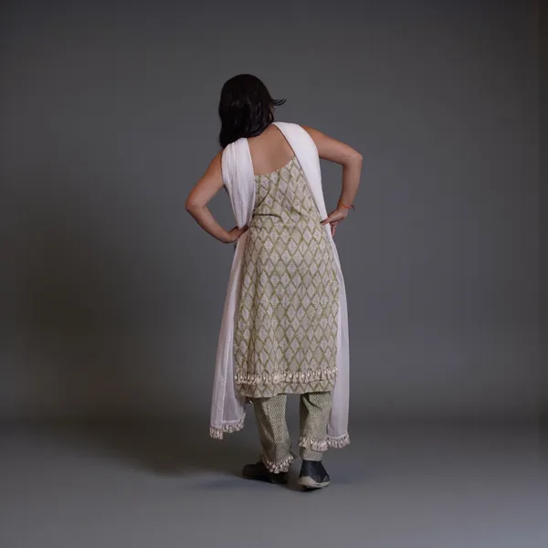 Elegant_Off-White_Embroidered_Kurta_Set_With_Dupatta